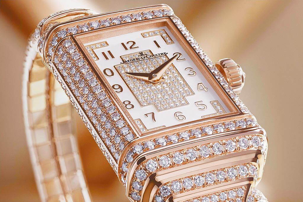 台北101 Jaeger-LeCoultre翻轉系列珠寶腕表，鑲嵌1104顆鑽石，總重7.84克拉，價格店洽。（台北101提供）
