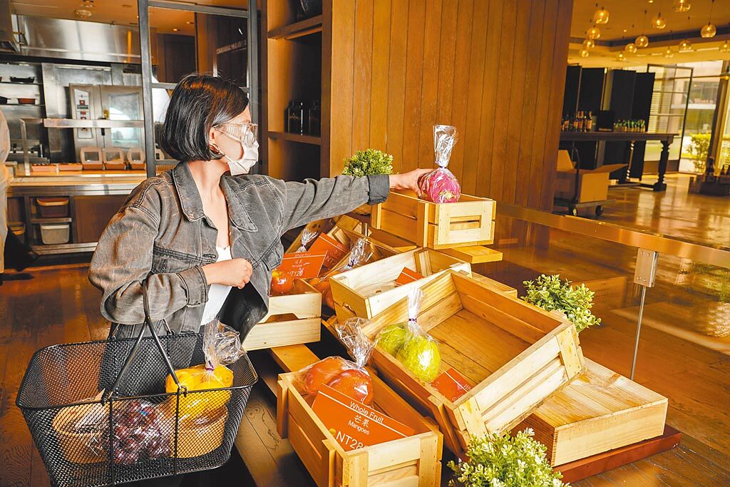 台北君悅酒店的凱菲食集不僅有各式現做料理，也設有蔬果區供民眾選購。（台北君悅酒店提供）