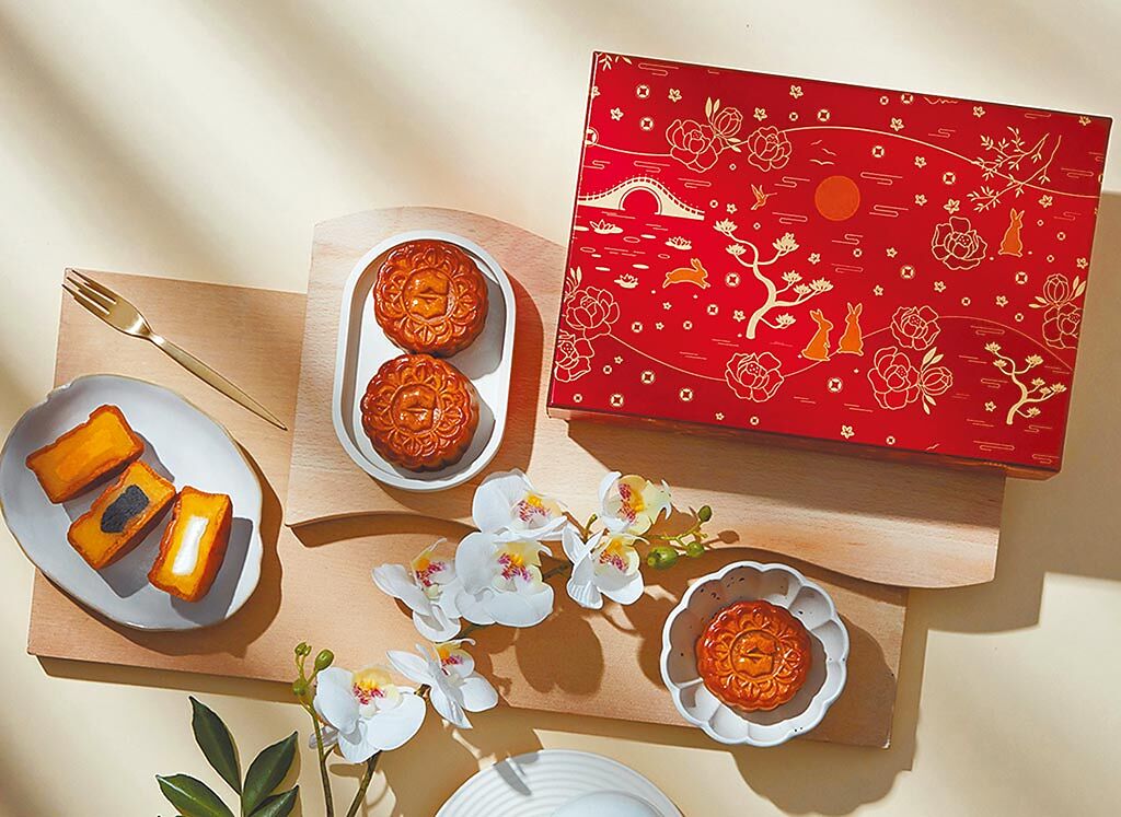 台南限定款「花紅奶黃月餅禮盒」，傳統與創新的奶黃月餅。（香格里拉台南遠東國際大飯店提供）
