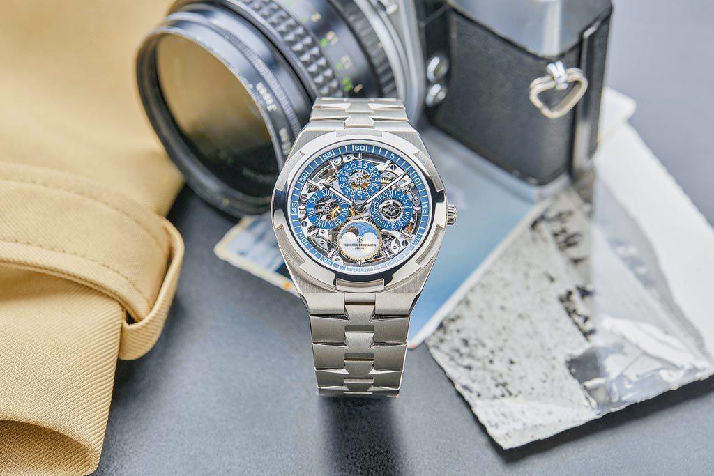 台北101 Vacheron Constantin Overseas鏤雕超薄萬年曆腕表，整體採用粉紅金材質打造，價格店洽。（台北101提供）