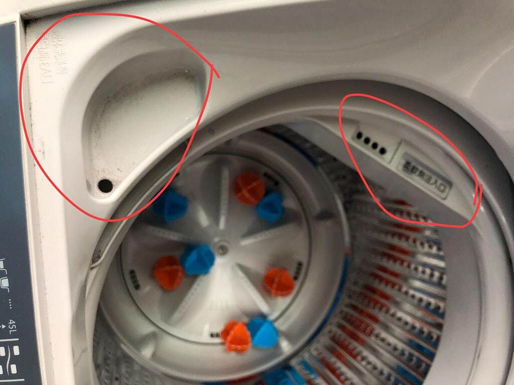 有網友發現洗衣槽外圍有2處謎樣孔洞，讓他不禁好奇背後用途。（圖／翻攝自臉書社團《爆系知識家》）