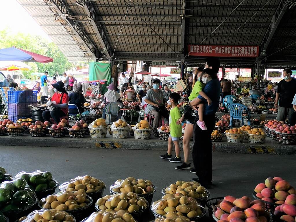 微解封後第一個周休假日上午，台南市玉井青果市場及老街有了人潮。（劉秀芬攝）