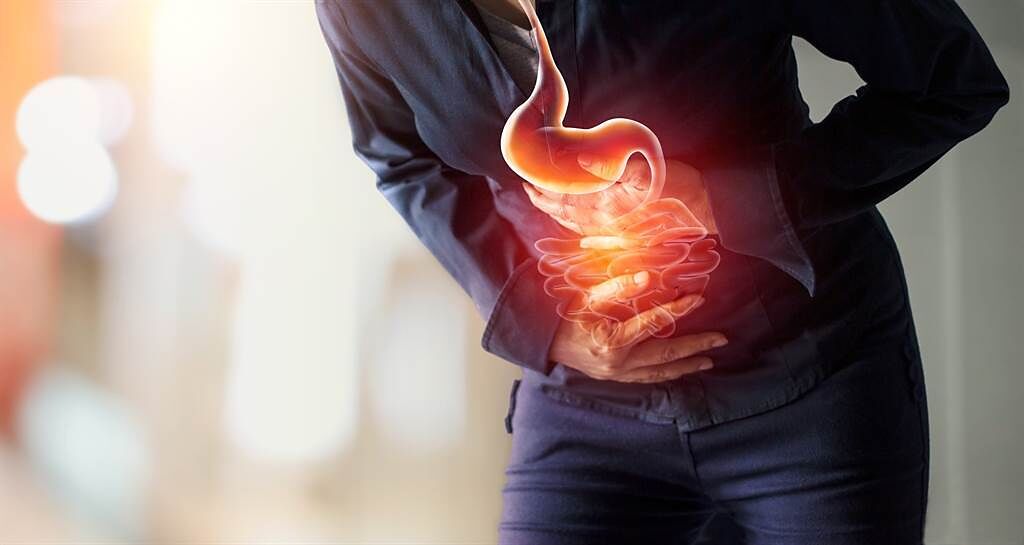 胃痙攣是上天給我們的警告 醫：只吃止痛是虐待自己身體。(示意圖/Shutterstock)