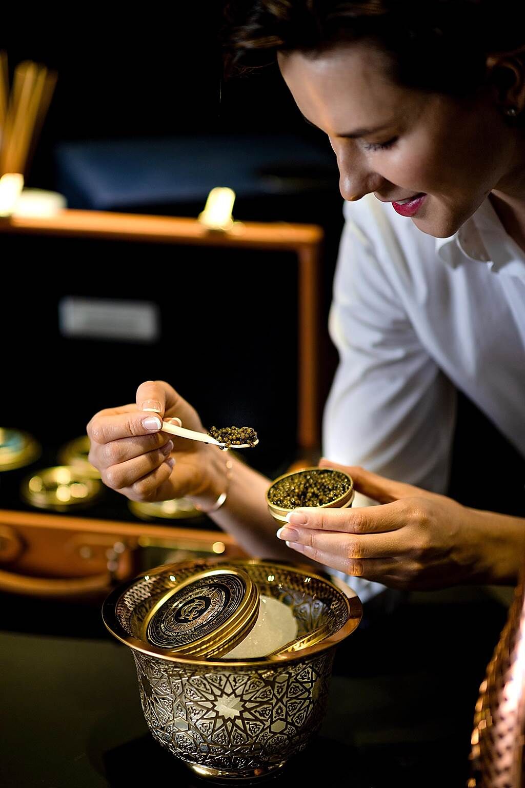 魚子醬擁有「海中珍鑽」之稱，品嚐時建議使用貝殼湯匙，最能品嚐真實的香氣及風味。（圖／Royal Caviar Club 皇籽匯台灣 )