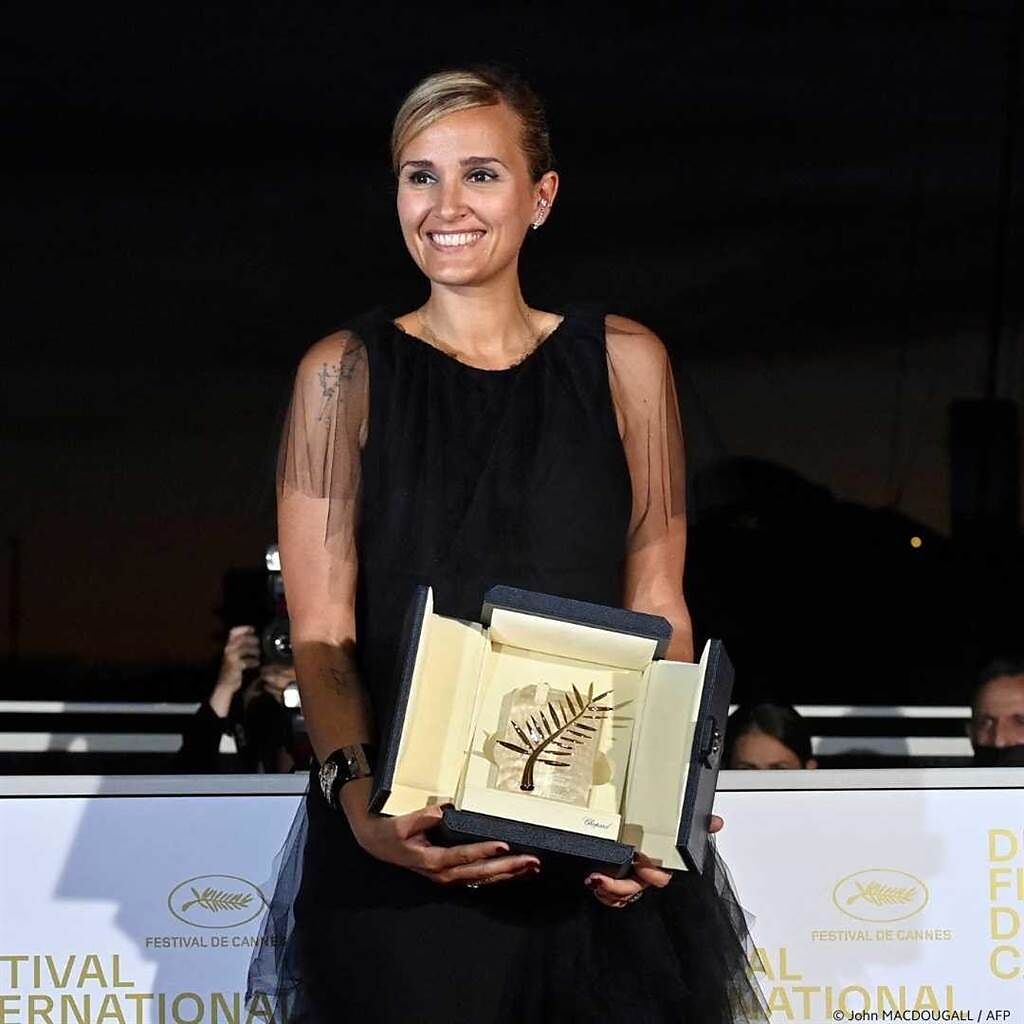 茱莉亞杜克諾憑藉《鈦》奪下最大獎「金棕櫚獎」。（摘自坎城官方IG）
