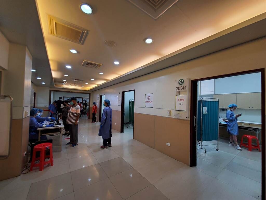 雲林基督教醫院在院內的診間打疫苗。（周麗蘭攝）
