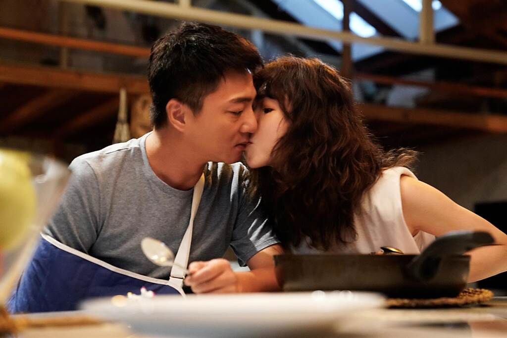 藍葦華、謝盈萱在《俗女2》親吻戲。 (華視、CATCHPLAY提供)