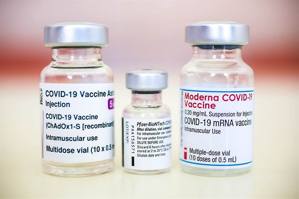 打哪種疫苗最好？有網友引述數據指出，以AZ接種第二劑資料比照莫德納接種第一劑，莫德納的死亡率說不定不輸AZ，甚至比AZ高。(示意圖/達志影像)
