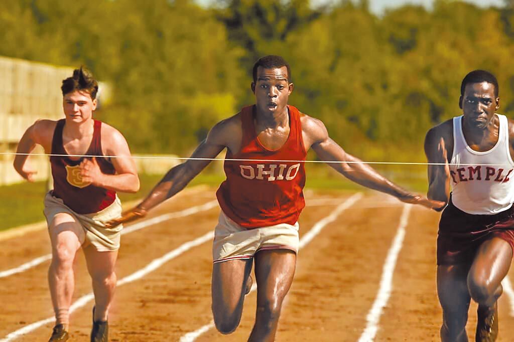 台灣大myVideo推薦黑人傳奇田徑選手傑西歐文斯傳記電影《奔跑吧人生》。（台灣大提供）