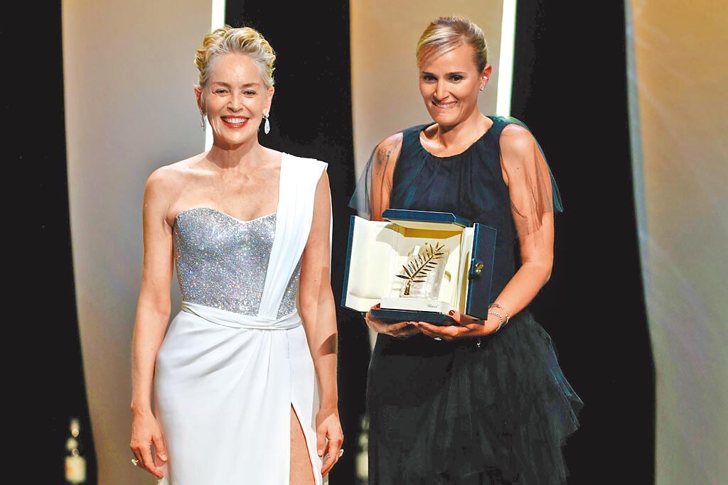 茱莉亞杜克諾（右）奪下本屆最大「金棕櫚獎」，左為頒獎人莎朗史東。（路透）