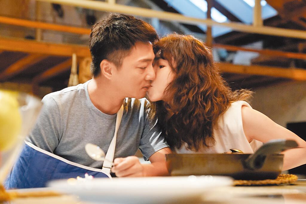 藍葦華（左）、謝盈萱在《俗女養成記2》有親吻戲。（華視、 CATCHPLAY提供）