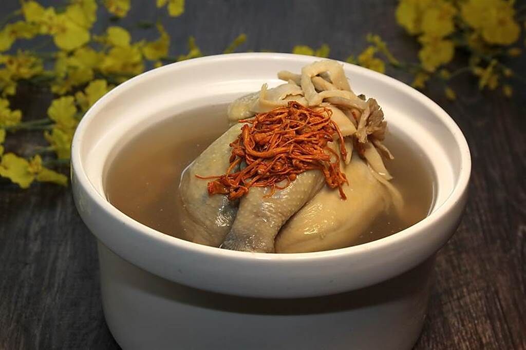 天成飯店集團推出多款燉湯外賣，其中「蟲草菌菇燉雞湯」每盅600元。（圖／天成飯店集團）