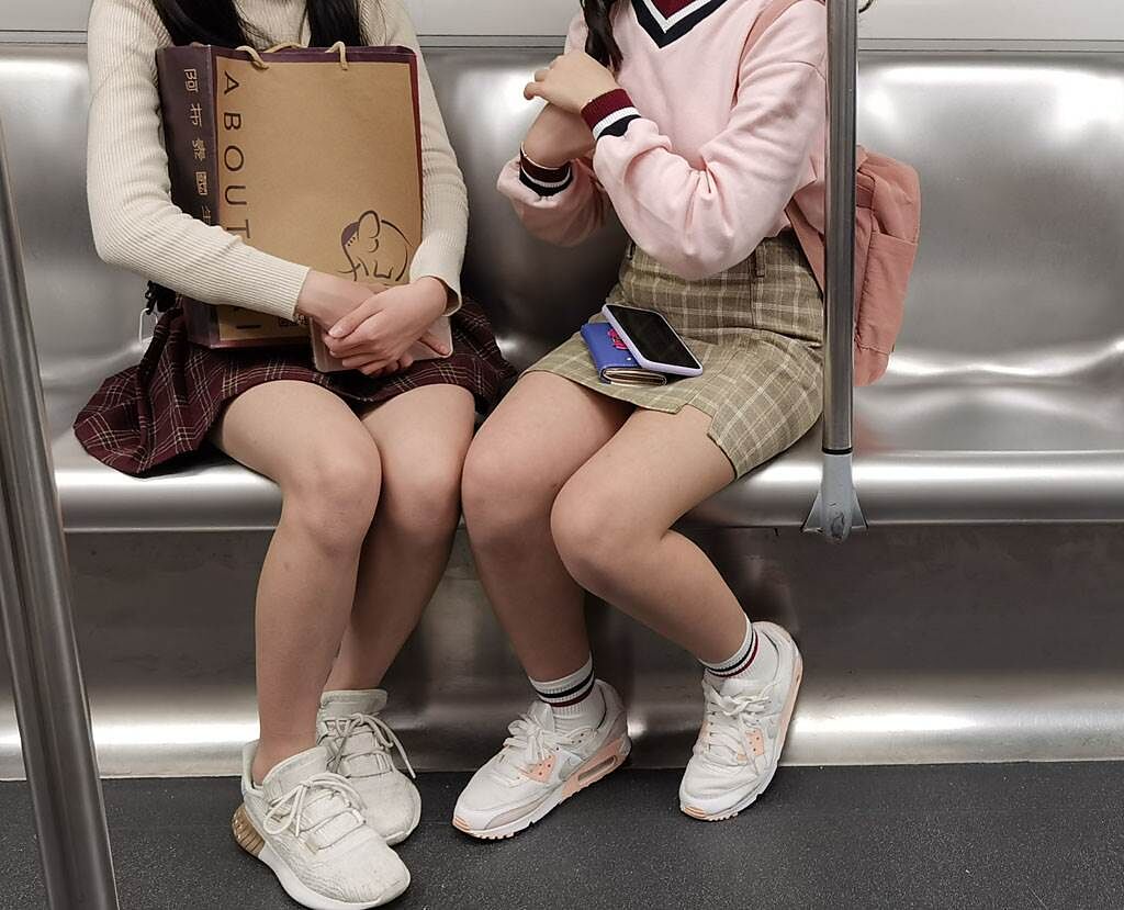 廣西南寧地鐵上竟有女子公然進行色情直播，當下引起乘客關注。（示意圖／達志影像）