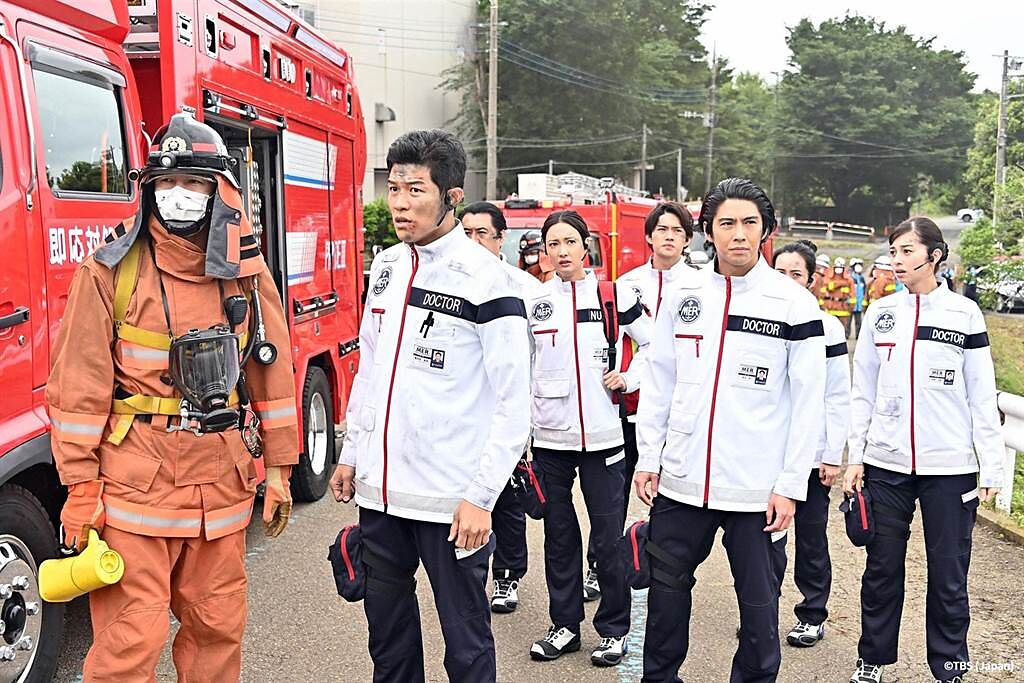 鈴木亮平（左二）主演的《TOKYO MER 行動急診室》收視亮眼。（friDay影音提供）