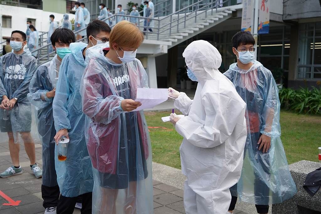成大李孟學老師的課程，讓學生穿上防護衣模擬檢疫流程。（圖/成功大學提供）