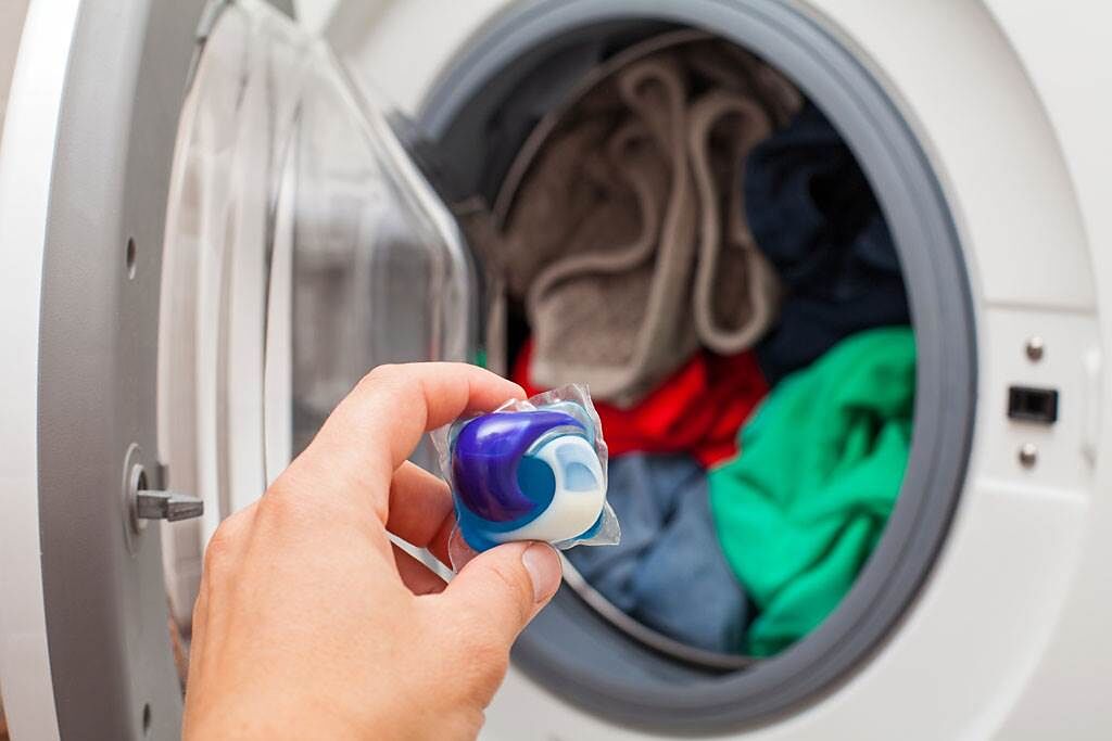 有網友日前買了洗衣球，卻因為丟入洗衣機的順序有誤，被室友急忙阻止。（示意圖／達志影像）