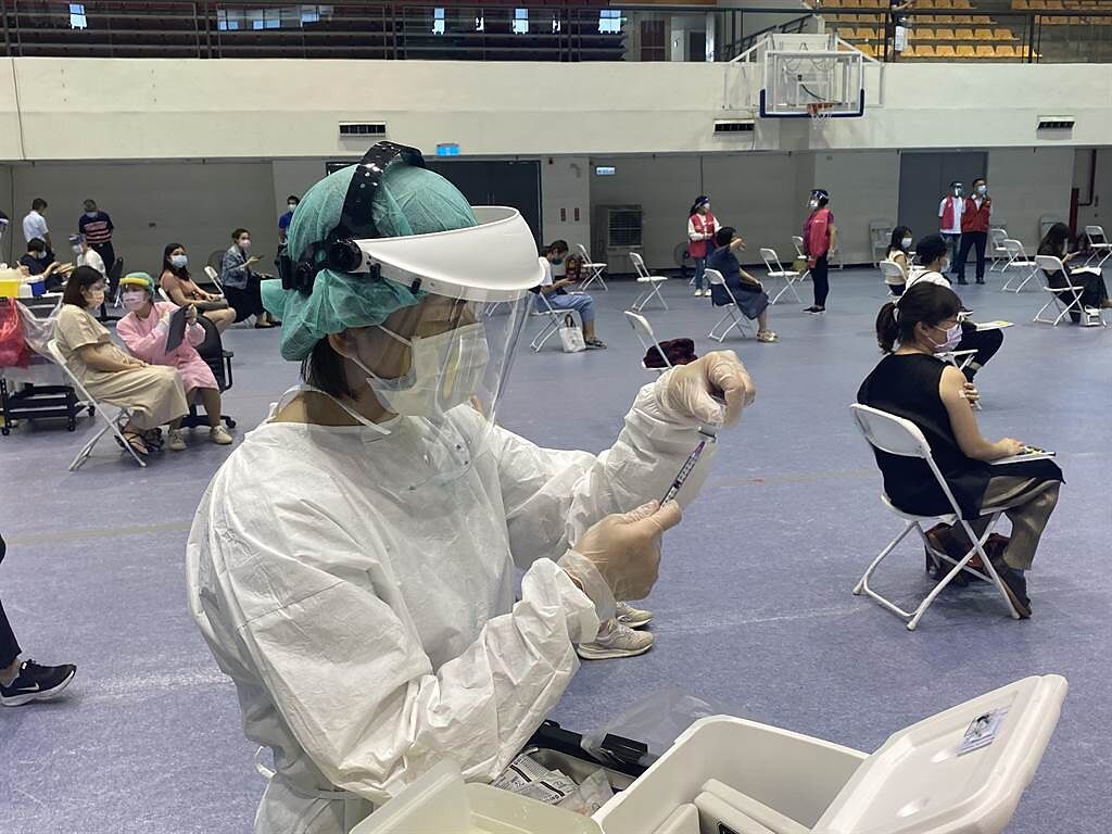 新竹市政府將於20日啟動第1階段國小教師疫苗施打作業，為全市公私立國小教職員3835人施打疫苗。（陳育賢攝）