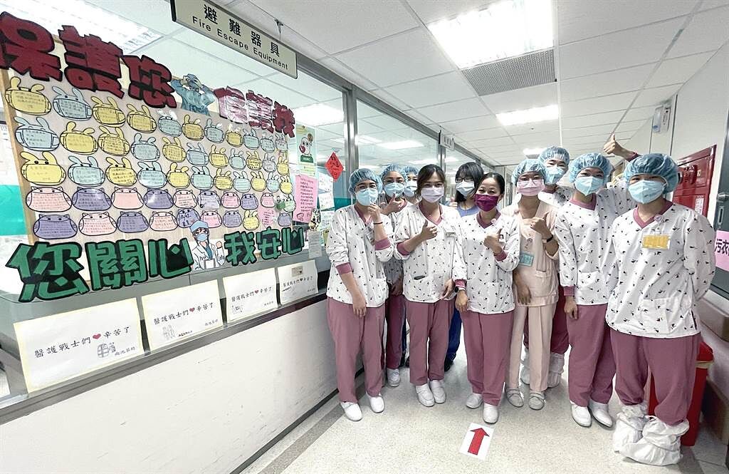 「防疫女神」賈永婕走訪永康奇美醫學中心，醫護人員提前祝她生日快樂。（永康奇美提供／洪榮志台南傳真）