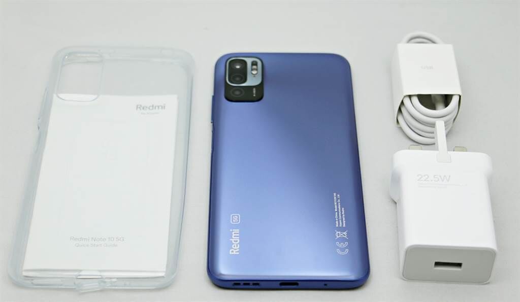 Redmi Note 10 5G包裝內容物。評測手機並非提供台灣用插頭規格，預計台版將不會如此。（黃慧雯攝）