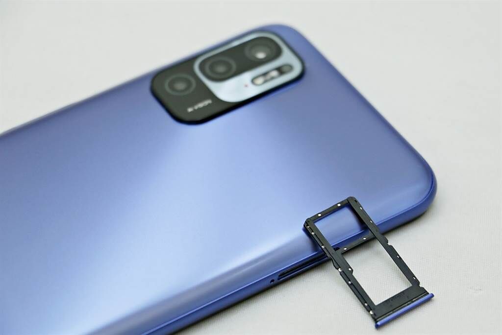 Redmi Note 10 5G搭配三選二卡槽。（黃慧雯攝）