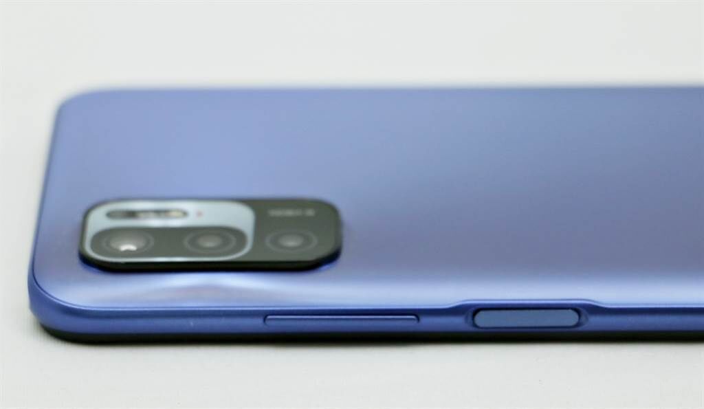 Redmi Note 10 5G主相機突起的狀態。（黃慧雯攝）
