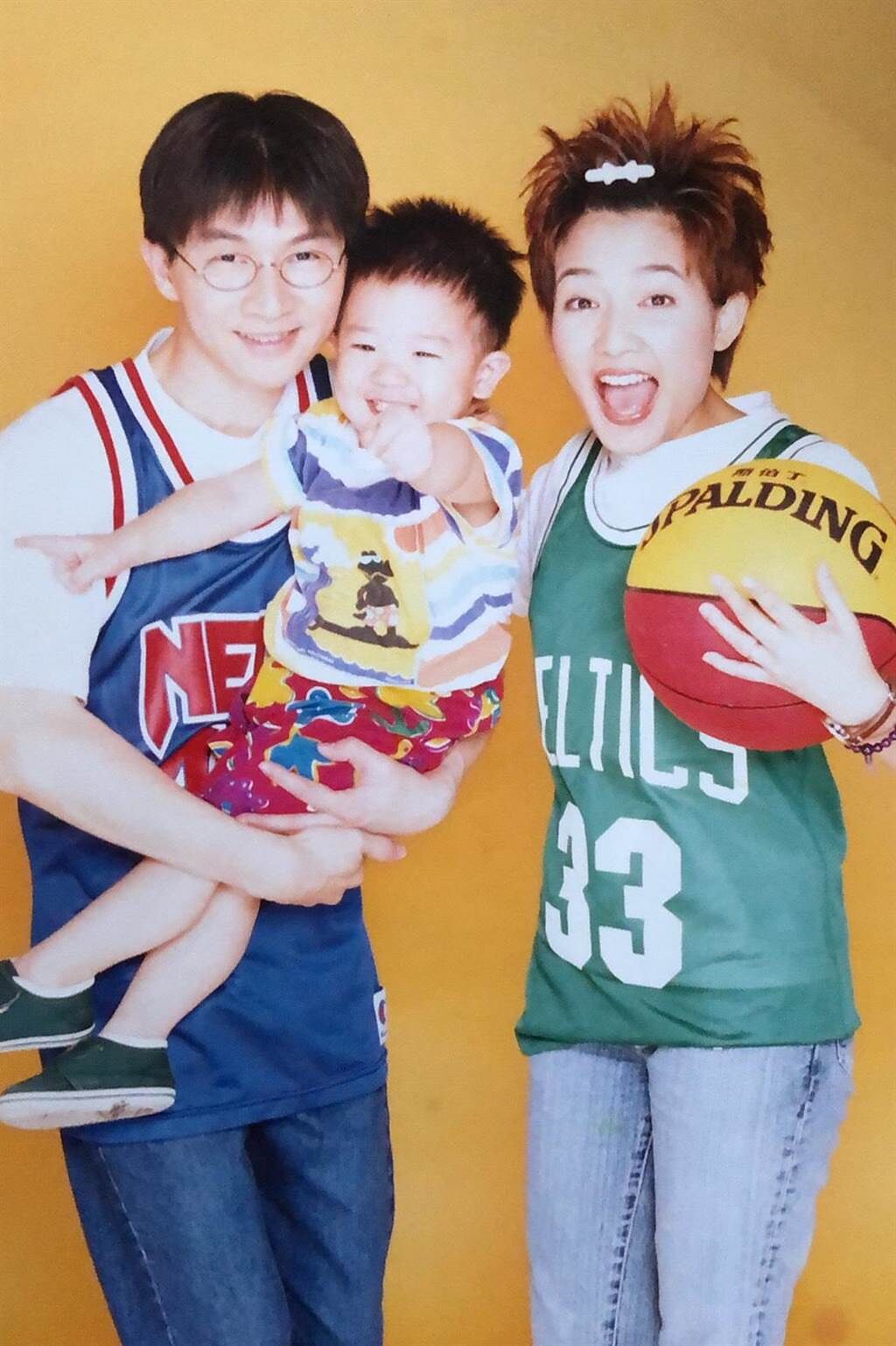 林隆璇帶著兒子跟范曉萱（右）拍宣傳照。（青田音樂提供）