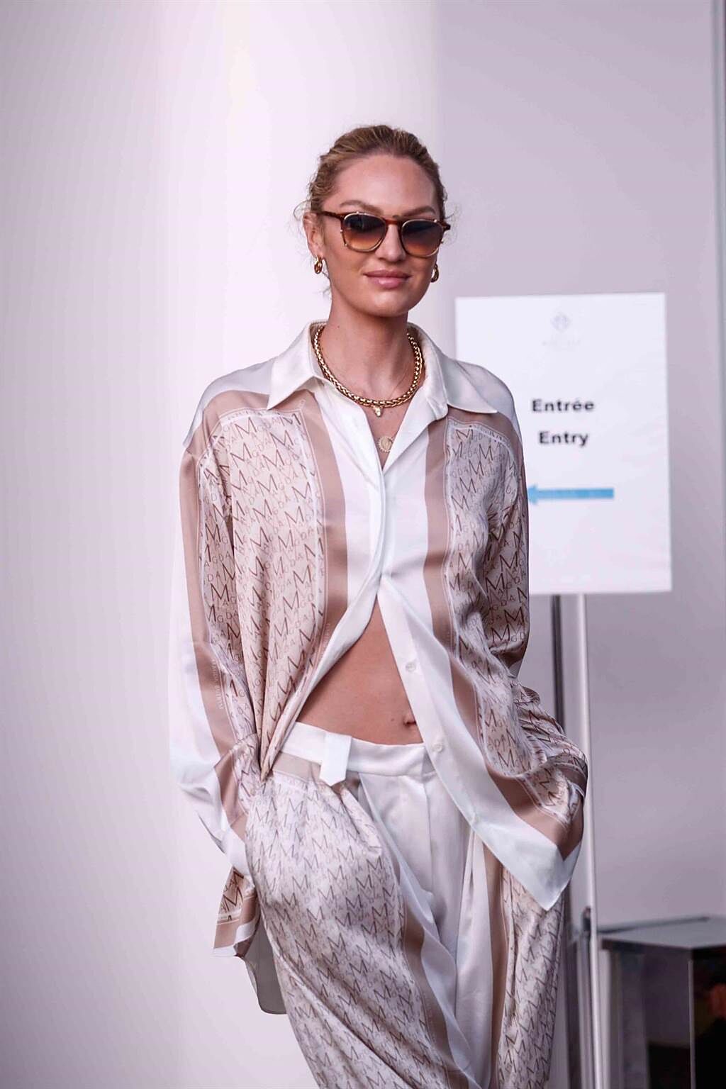 南非超模坎蒂絲史汪尼普以Magda Butrym的雙層絲綢套裝，呈現夏日率性穿搭。（CFP）