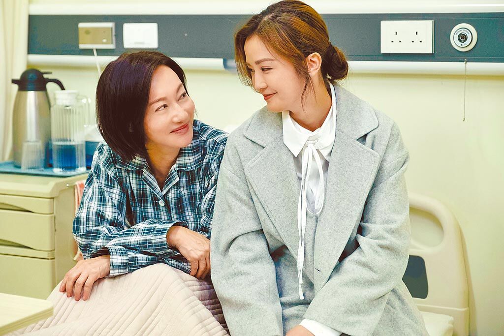 金馬影后惠英紅（左）在電影中扮演阿Sa的媽媽。（華映娛樂提供）
