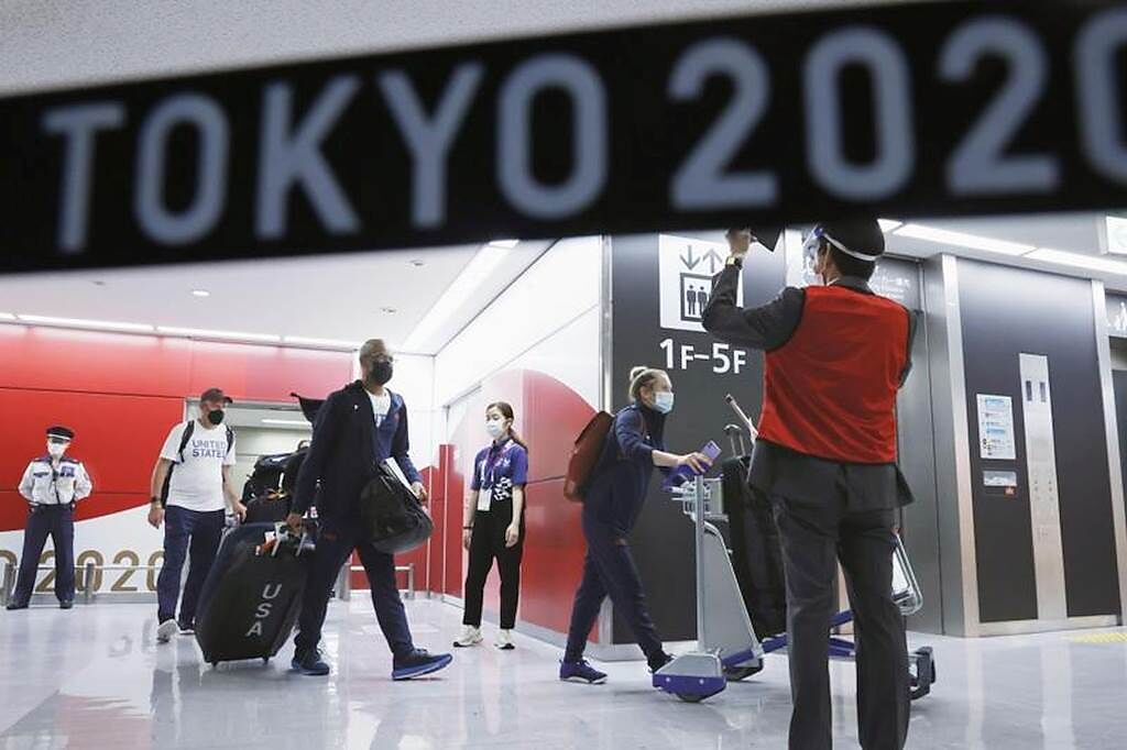 美國奧運代表隊的運動員抵達日本成田國際機場。（美聯社）