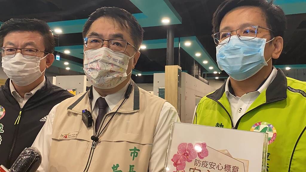 台南市長黃偉哲表示，市府推出安心旅宿、安心餐廳標章，26日首波就會上路。(曹婷婷攝)
