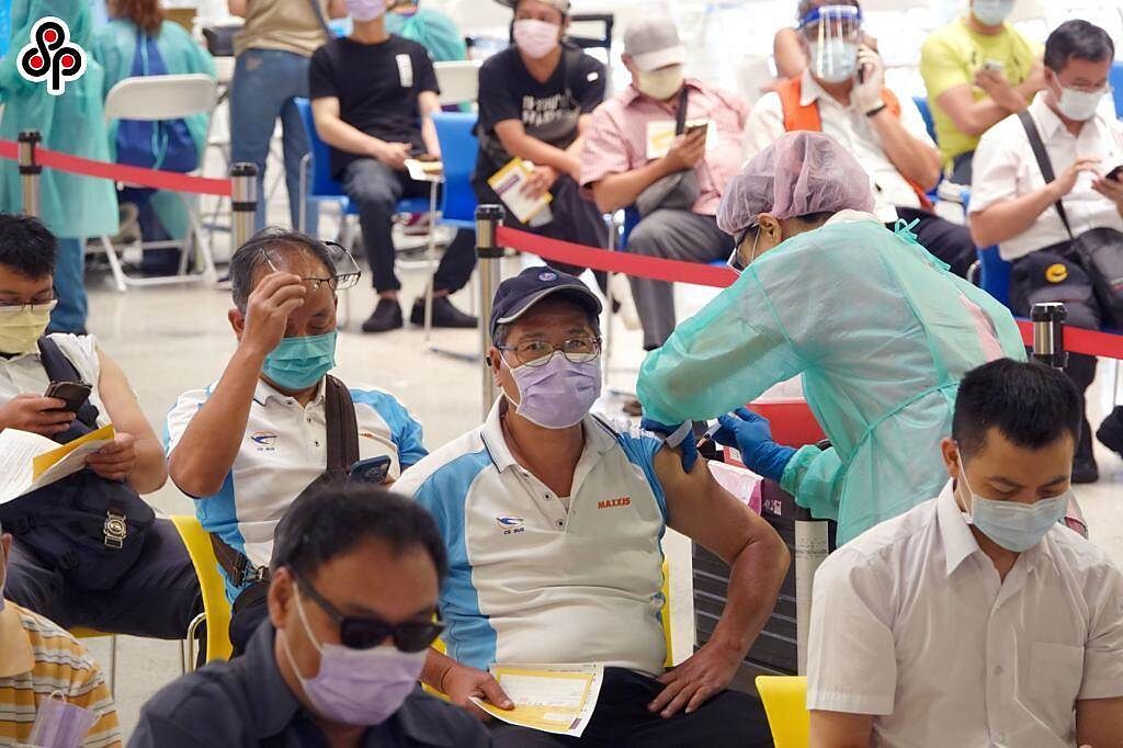 桃園市貨運從業人員預計7月22日開始打疫苗。圖為台北捷運司機在花博爭豔館打疫苗。(本報資料照片)