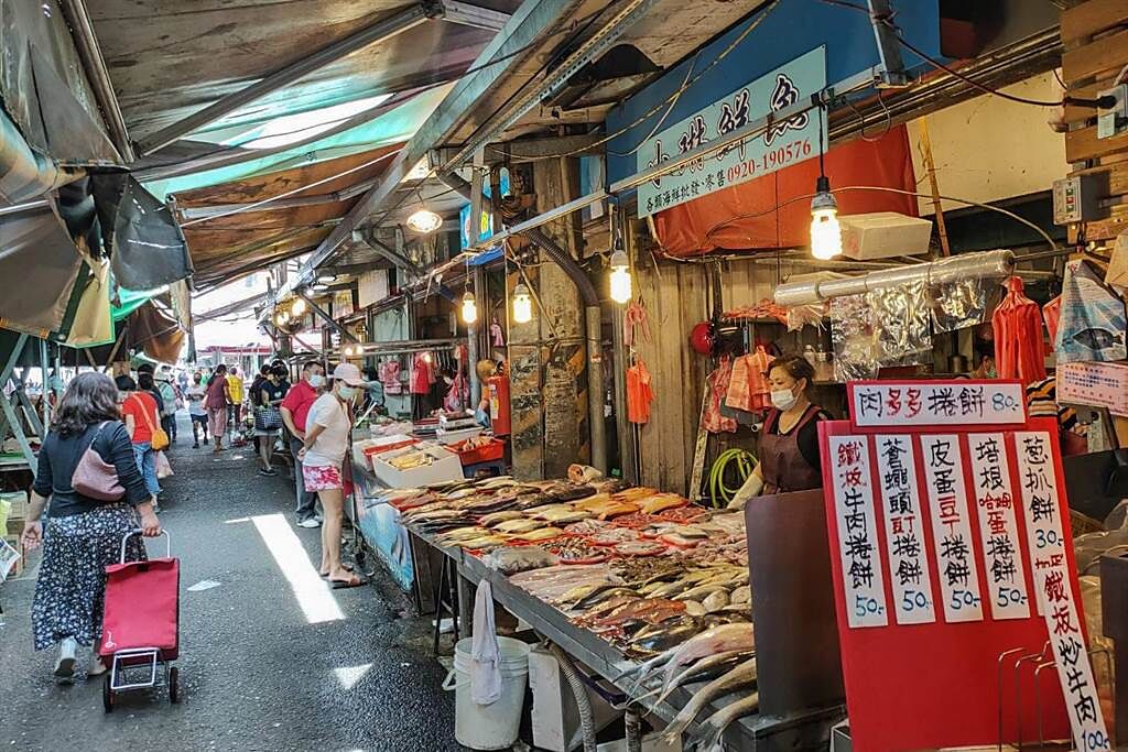 竹東中央市場在微解封後，買氣仍未見提升，鎮長張順朋決定租用公有攤位的攤商，減免2個月租金。（羅浚濱攝）