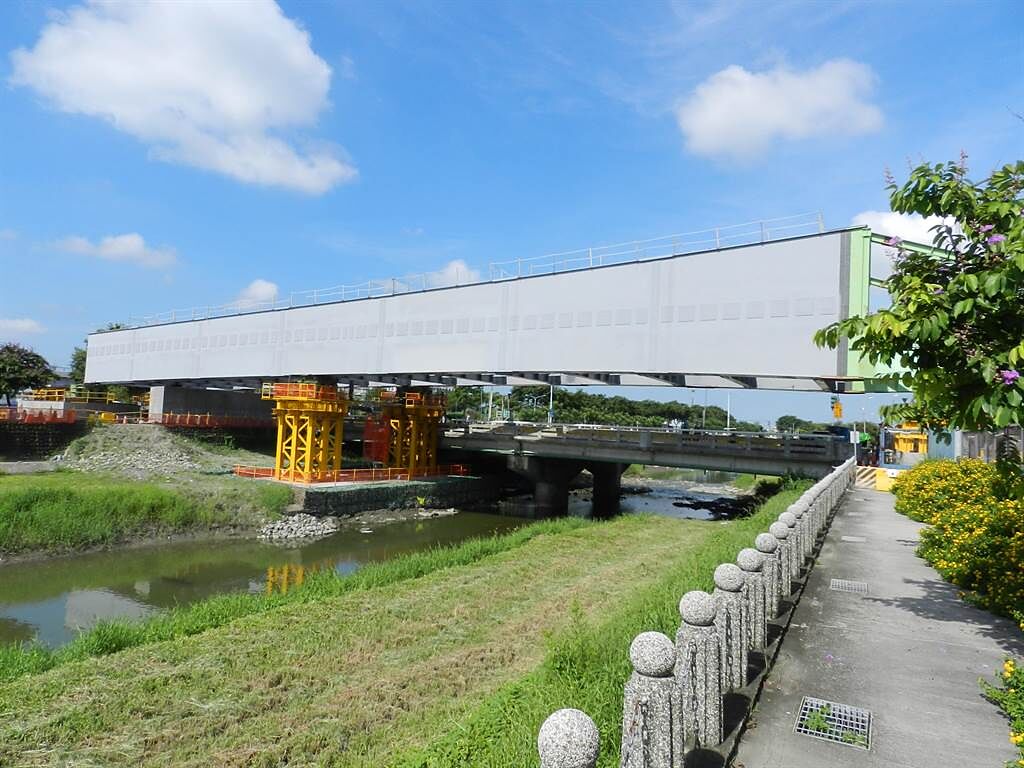 跨溪橋段部分目前進行鋼橋推進，預定7月底可完成鋼柱吊裝及定位。（高市捷運局提供／石秀華高雄傳真）