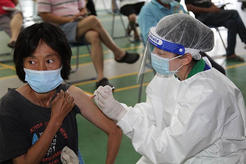 颱風天可打疫苗嗎？陳時中說明「停打標準」。圖為施打疫苗。（嘉義縣政府提供）