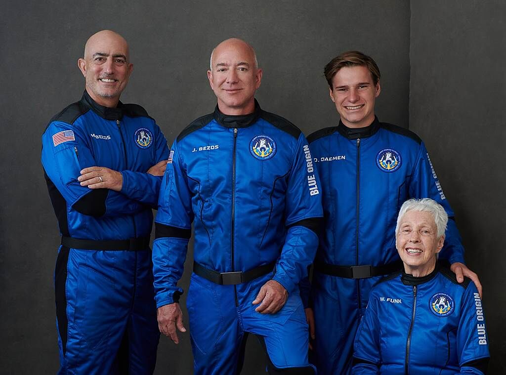 貝佐斯旗下藍源公司（Blue Origin）首趟太空之旅的成員除了貝佐斯和弟弟馬克（Mark Bezos），還有82歲的美國退役女飛行員馮克（Wally Funk）和18歲物理系學生戴蒙（Oliver Daemen），馮克和戴蒙將分別成為歷來前往太空最年長和最年輕的人。（摘自藍源公司Twitter）