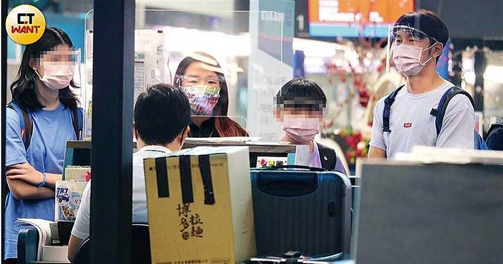 陶子和李李仁帶著2個小孩及大批行李，到桃園機場的長榮航空櫃檯報到。（圖／本刊攝影組）