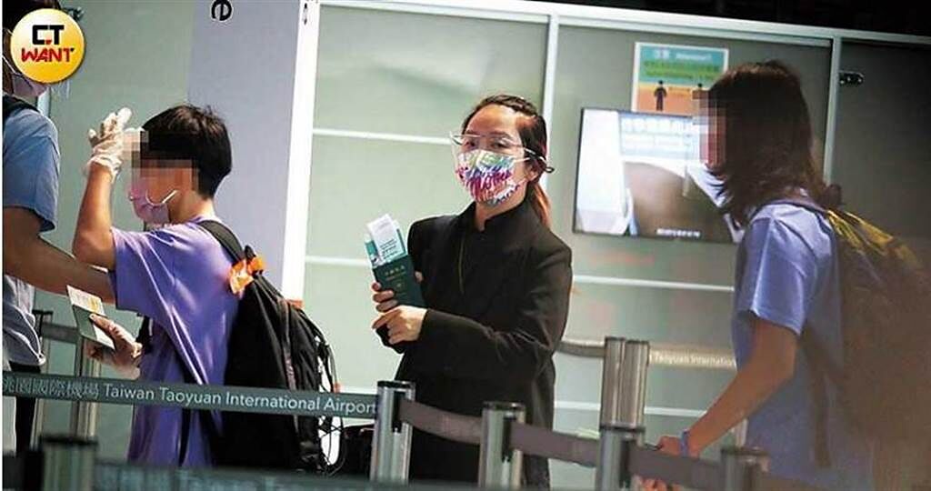 李仁和陶子依序出示護照以供查驗，準備出境。（圖／本刊攝影組）