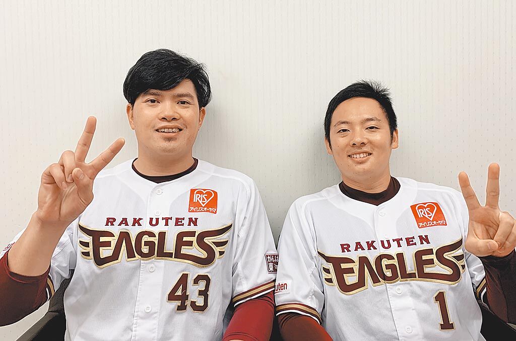 樂天金鷲台灣投手宋家豪（左）與隊友松井裕樹。（樂天金鷲提供）
