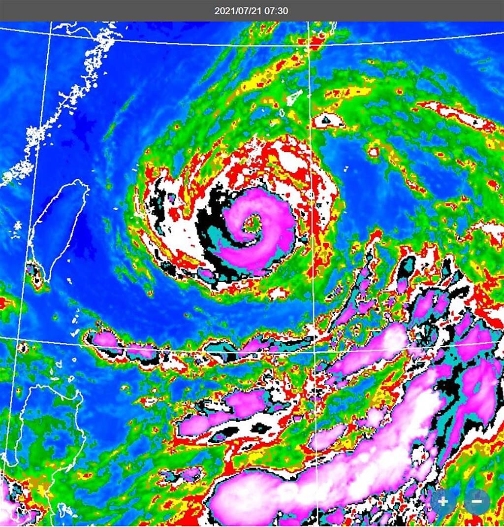 中颱烟花颱風眼明顯，目前在原地打轉，路徑有變數，侵台機率降低，從北部海面通過機率提高。（翻攝自氣象局）
