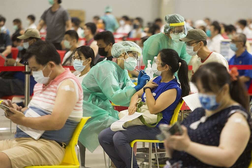 接下來1個月台灣300萬人都打AZ，潘建志醫師列出亞洲人常見的9大副作用。圖為接種站畫面。（資料照／杜宜諳攝影）