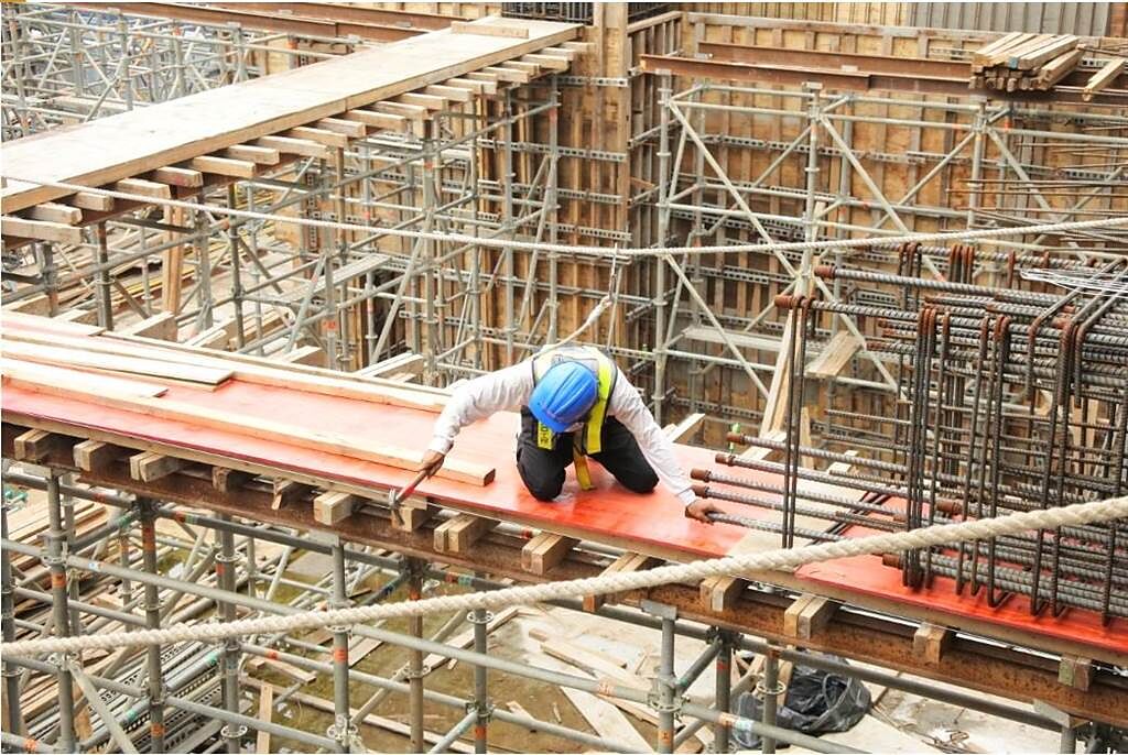 烟花颱風逼近，中市勞工局提醒雇主不得強迫勞工颱風假出勤。（台中市政府提供）