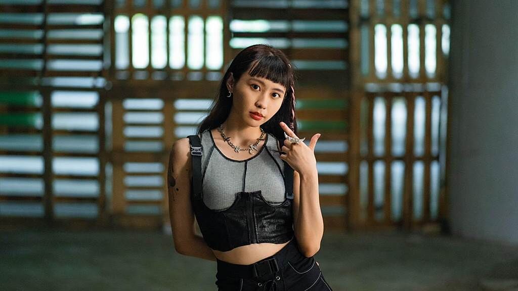 李芷婷為手遊《傳說對決》廣告主題曲MV，一人分飾兩角。（唯有音樂提供）