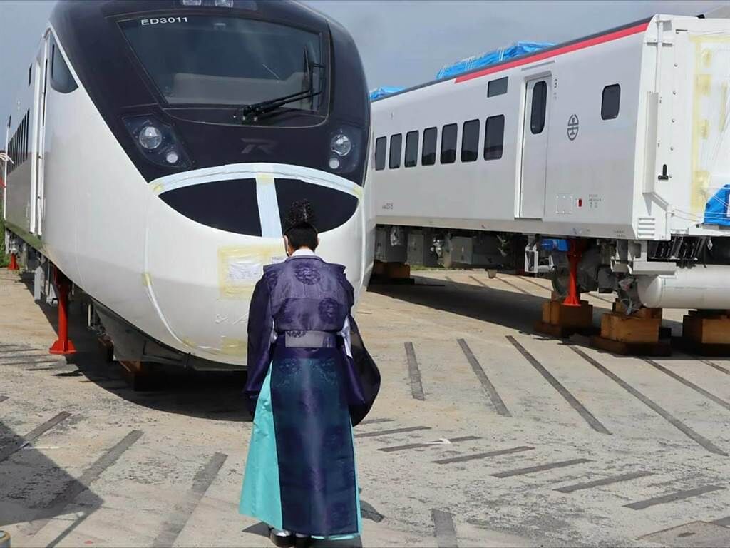 交通部台鐵局新購的EMU3000新城際列車，今日在日立製作所的安排下舉行「安全祈願」儀式。（台鐵提供／陳祐誠傳真）
