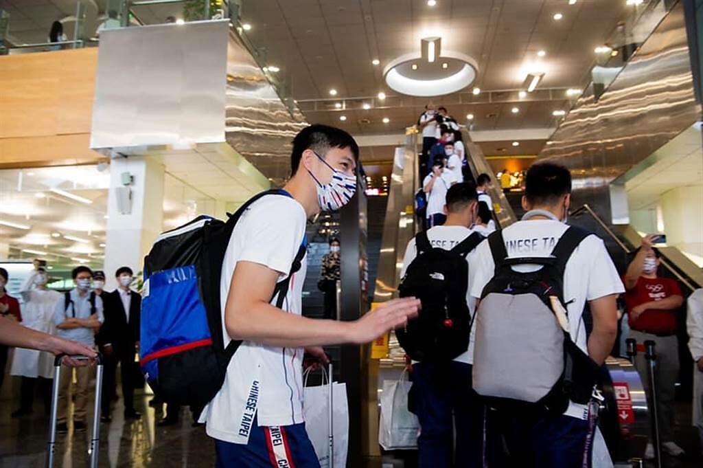 台灣選手遠征東奧，卻全被塞進經濟艙，教育部坦承3月9日確定包機形式後就未考量這點，為沒照顧好選手致歉。(圖／蘇貞昌臉書)