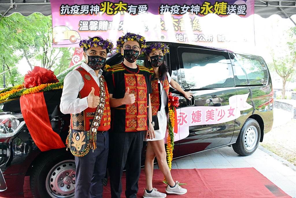 賈永婕夫妻致贈三地門鄉公所一輛防疫休旅車，鄉長Cemelesai（左）直呼是部落救命車。（林和生攝）