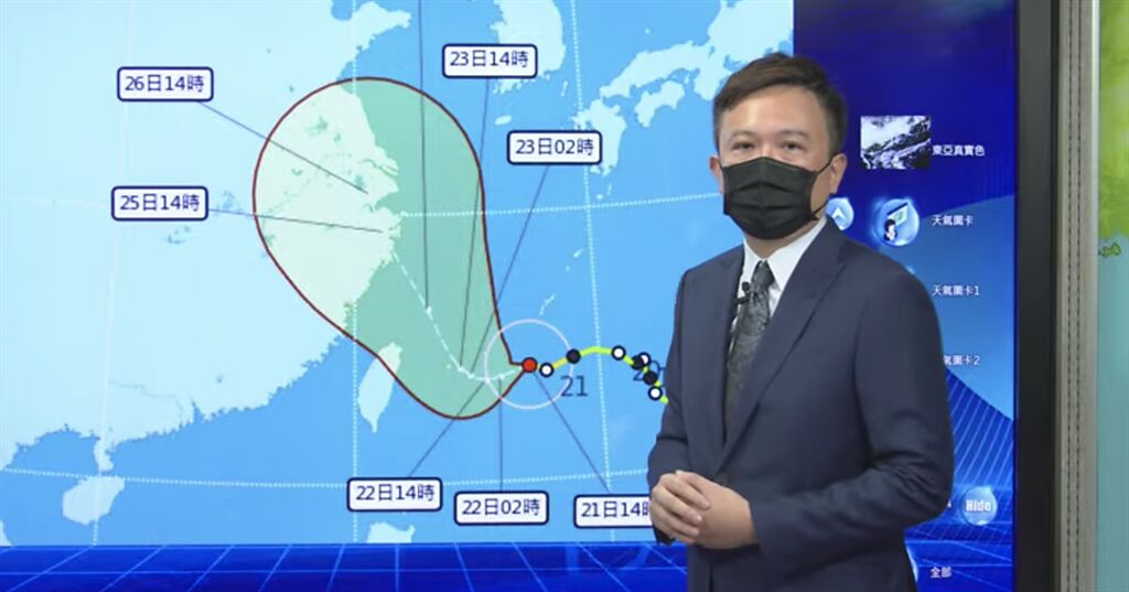氣象局預報中心課長林秉煜表示，烟花目前位在台北東方570公里海面上，強度略微增強，預估持續向西移動，暴風圈也有擴大趨勢。（取自氣象局直播）
