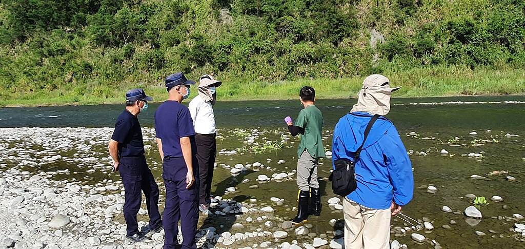 九河局與縣府農業處都派員到秀姑巒溪勘查，追查丟棄死鴨污染水源的可能。（農業處提供／王志偉花蓮傳真）