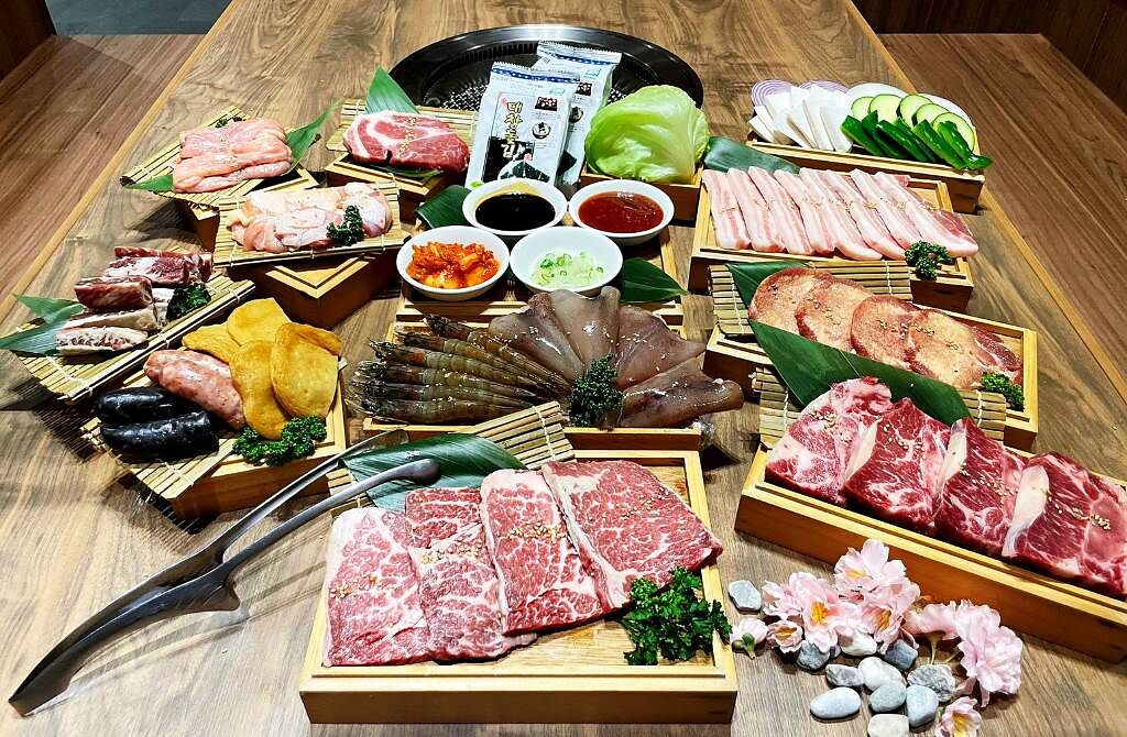 燒肉smile、本格和牛推出3款外帶生食燒肉組合，吃得到日本A5和牛、牛舌、伊比利豬、烏骨雞、雞松坂等高級食材。（圖／品牌提供）