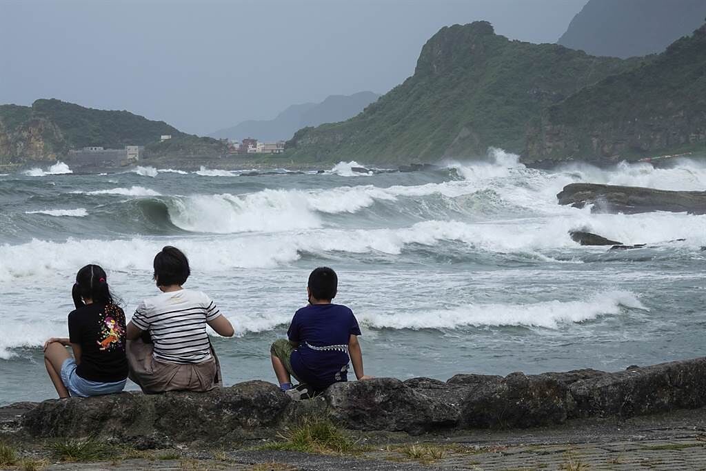 氣象局計20:30針對今年第6號颱風「烟花」發布海上警報，22日發布陸上警報，全台應慎防豪雨。圖為母子三人21日在基隆潮境公園旁海邊觀浪。(黃子明攝)