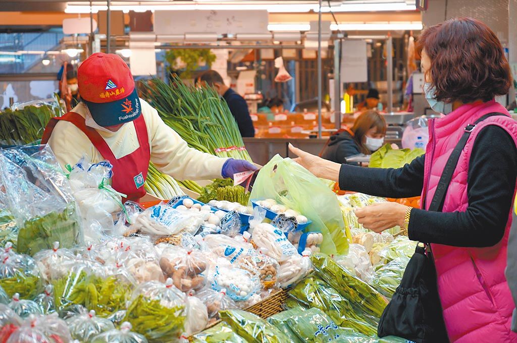 新北果菜公司總經理江惠貞表示，近日剛好菜量較少，又碰上颱風疫情，批發市場蔬菜近日微幅上漲2成，部分蔬菜漲幅較大，有「菜母」之稱高麗菜出現300元一顆狀況。（戴上容攝）